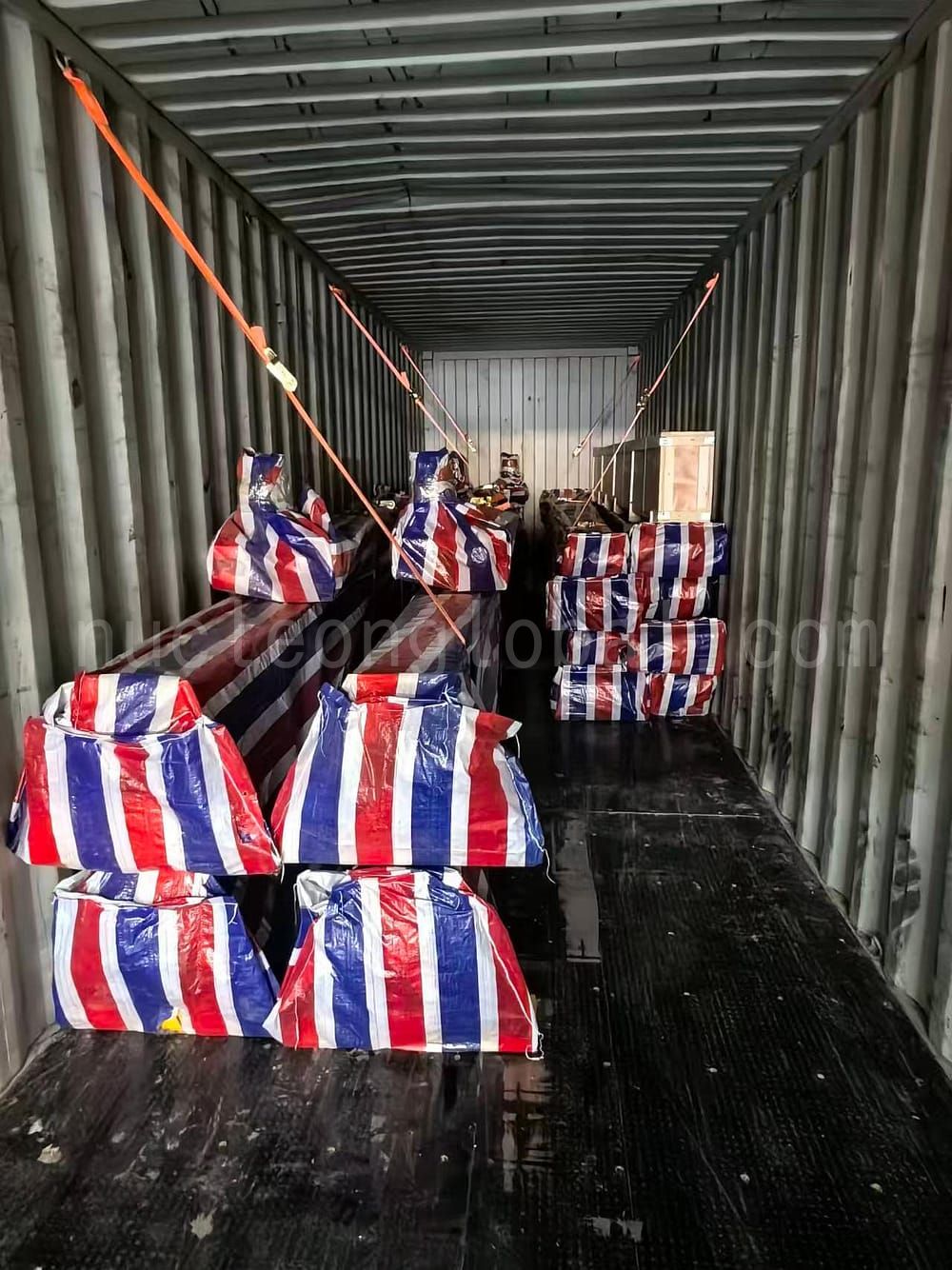 Portálové jeřáby t dodáno do Lotyšska