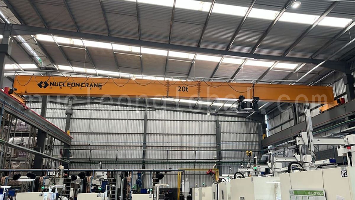 Grúas puente monorraíl entregadas a la industria de fabricación de plásticos de Brasil.