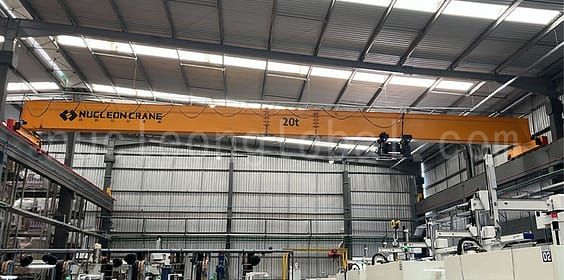 Grúas puente monorraíl entregadas a la industria de fabricación de plásticos de Brasil.