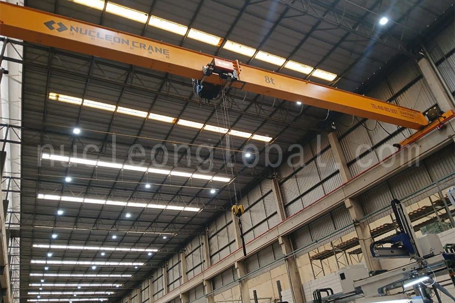 Grúas puente monorraíl entregadas a la industria manufacturera de plásticos de Brasil.